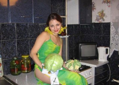 Соблазнительная крошка готовит на кухне