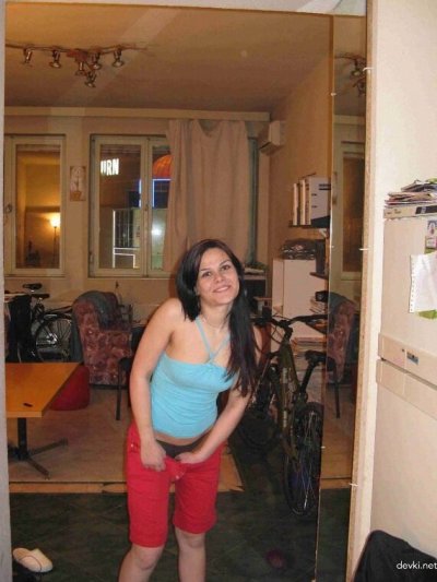 Трахает шлюху и тыкает палец в попку