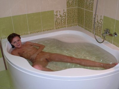 Соблазнительное представление в ванной для своего избранника