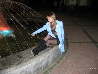 Сексуальная шалунья раздевается на улице и позирует для любительских фотографий