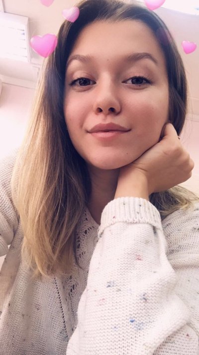 Интимные снимки соблазнительной блондинки с гладко выбритой зоной.