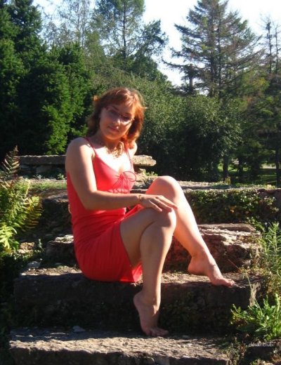 Огненная красавица демонстрирует свои прелести