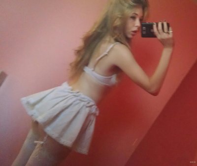 Раздвигая ноги широко, красотка удовлетворяет себя