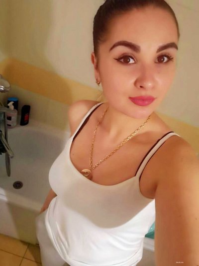 Пышная милфа показывает свои прелести в уютной обстановке