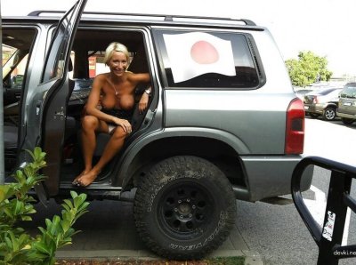 Опытная дама делает эротические снимки для своего супруга