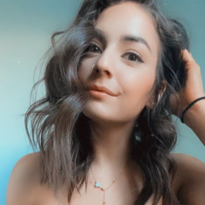 Моя половинка на домашних эротических снимках ранним утром возле окна