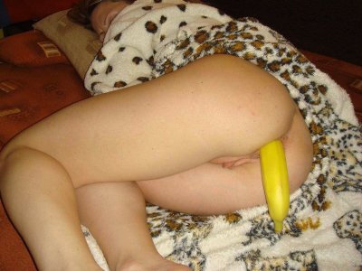 Имеет интим с подругой одновременно в обеих дырочках!