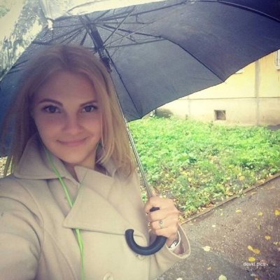 Красивая милашка демонстрирует свои прелести