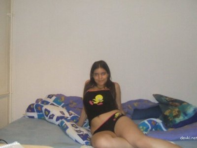 Красотка мастурбирует киску