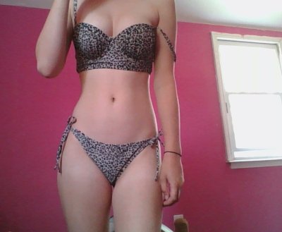Сексуальная жена показывает свою стройность в купальнике