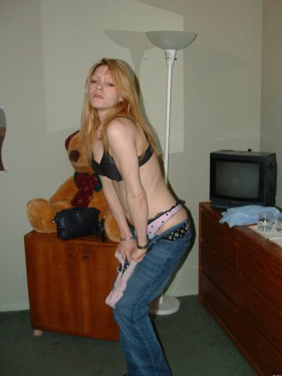 Сексуальная красотка с огненными волосами демонстрирует свои прелести