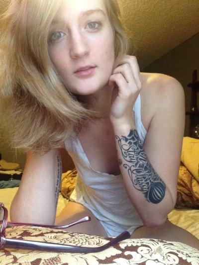 Красотка снимает, как нежно ласкает себя в кровати