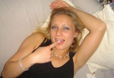 Присела на стояк парня и начала скакать