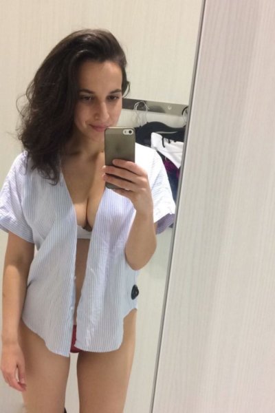 Моя горячая половинка позирует голой на камеру