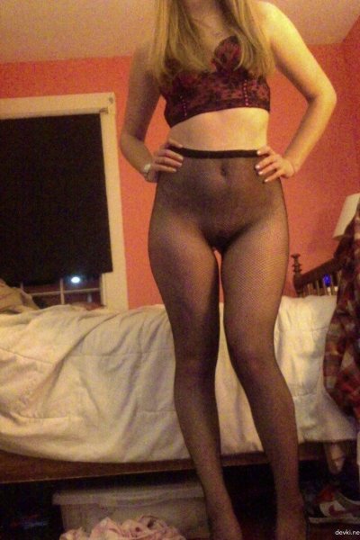 Молоденькая рыжеволосая красотка весело развлекается с секс-игрушкой