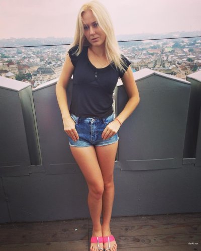 Молодая красотка обожает позировать без одежды перед камерой