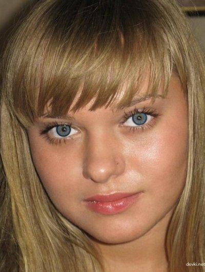 Молодая красотка демонстрирует свою гладко выбритую киску