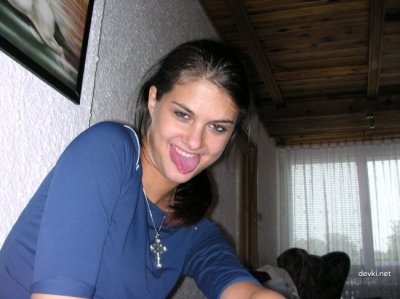 Темноволосая красотка нарядилась на интимные утехи