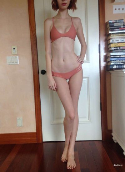 Пышногрудая красотка оголила свою интимную зону