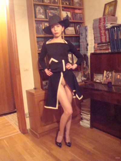 Развратная девочка обожает выпить и показать свои прелести