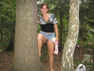 Девушка с натуральной интимной зоной на частных снимках