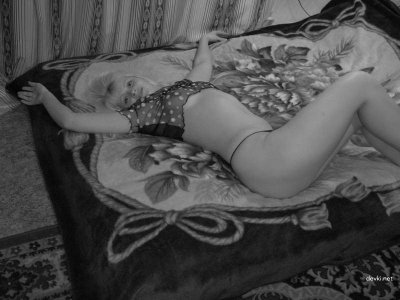 Развратная белокурая красотка нежно гладит интимное место