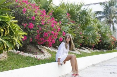 Снимает свою девушку на пляже у моря