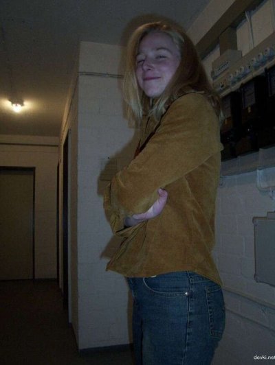 Блондинка раздевается и начинает удовлетворять себя