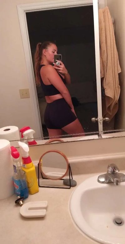 Пылкая красотка на домашних снимках