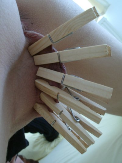 Сексуальная красотка с интимными украшениями на письке