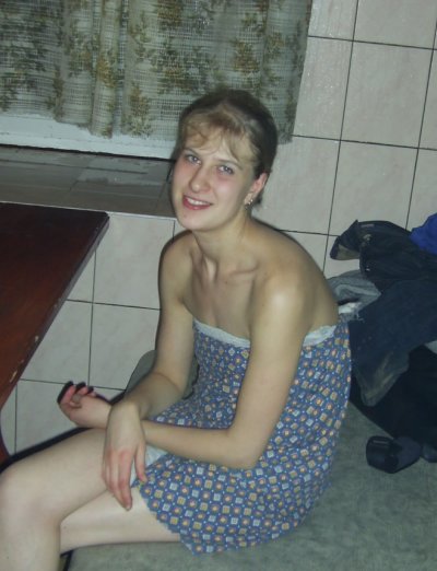 Парень снимает свою веселую подружку без одежды на камеру