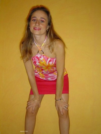 Развратная дама демонстрирует свои прелести искусно