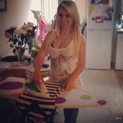 Провокационные фото обнаженной блондинки, гордящейся своей красотой