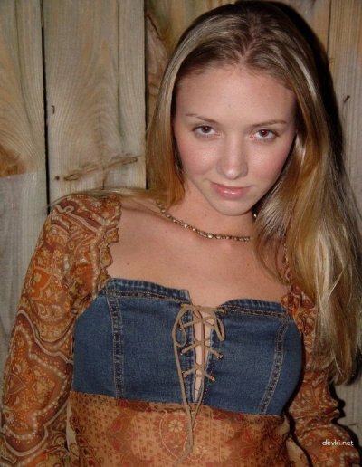 Пьяная девушка на даче