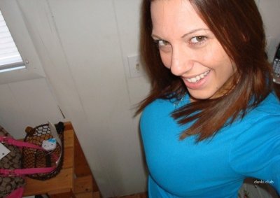 Девушка в обворожительном нижнем белье привлекательно позирует перед камерой