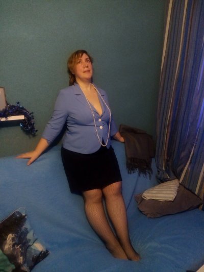 Опытная красотка демонстрирует бюст и интимные места