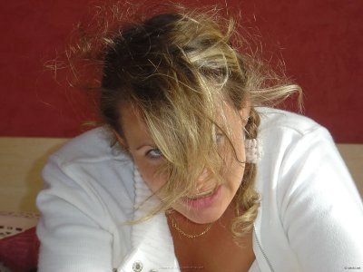 Красивая штучка сосет член