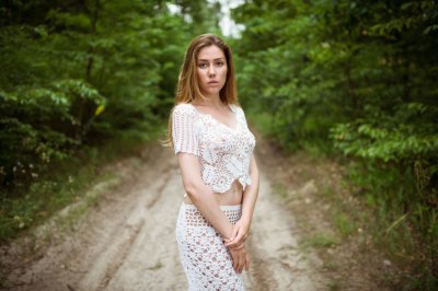 Пикантная фотосессия на свежем воздухе с привлекательной рыжей красоткой