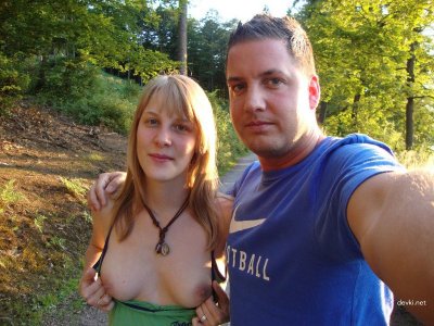 Молодая девушка с пирсингом демонстрирует свои навыки в интимной съемке