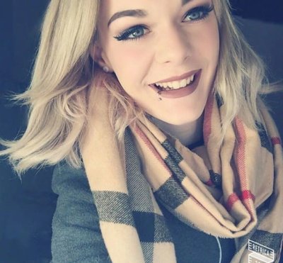 Щедрая блондинка без одежды расширяет свои ноги