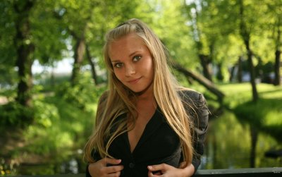 Сексуальная красотка, прячущаяся в кустах: горячее зрелище!