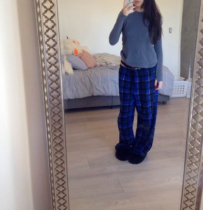 Фото сексапильной дамы в отражении стекла