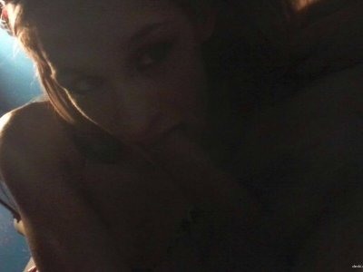 Сучка демонстрирует киску и сосет хуй