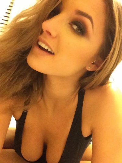 Пылкая кокетка демонстрирует великолепное обнаженное тело