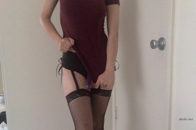 Красотка с игрушкой для особенных удовольствий