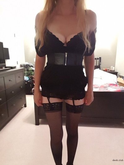 Показывает ножки в чулках без нижнего белья