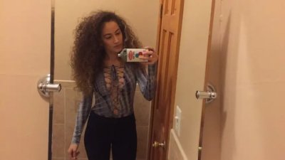 Развратная красотка показывает свои аппетитные формы на фото