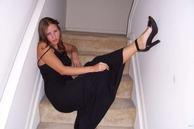 Горячая красотка в черном наряде