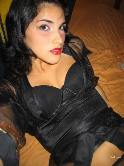 Трахает пушистую киску арабской девушки