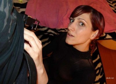 Шлюшка трахается в каждую дырку, не стесняясь